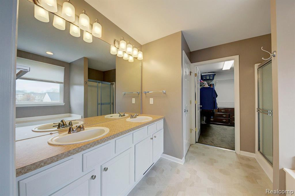 9736 Ravenshire Drive, Ypsilanti, MI 48198 — Photo 36