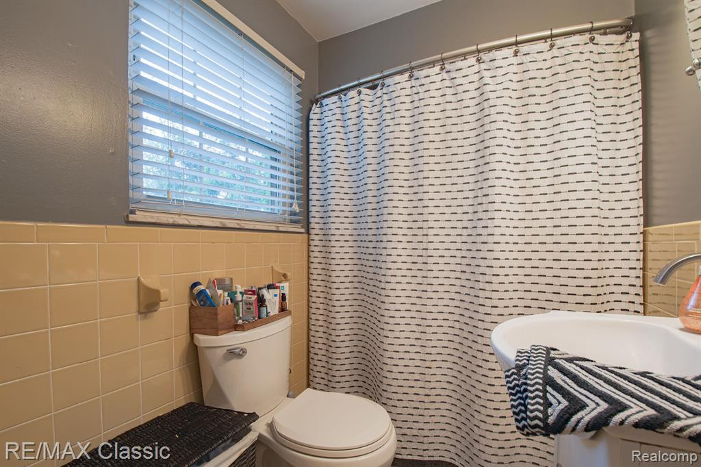 615 LEON Road, Walled Lake, MI 48390 — Photo 10