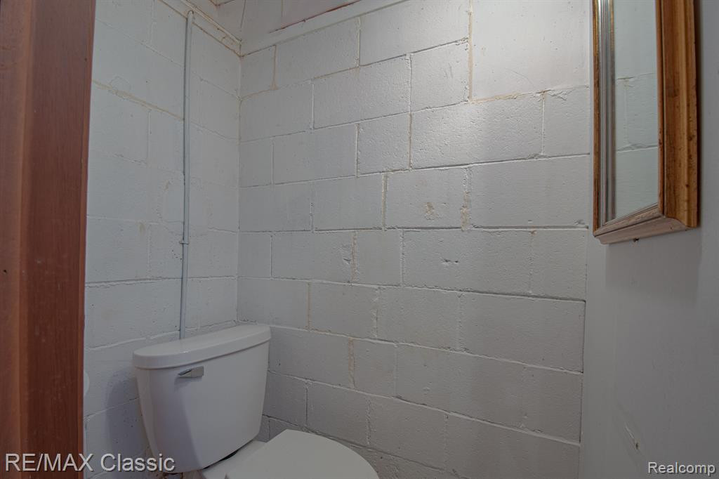 615 LEON Road, Walled Lake, MI 48390 — Photo 12