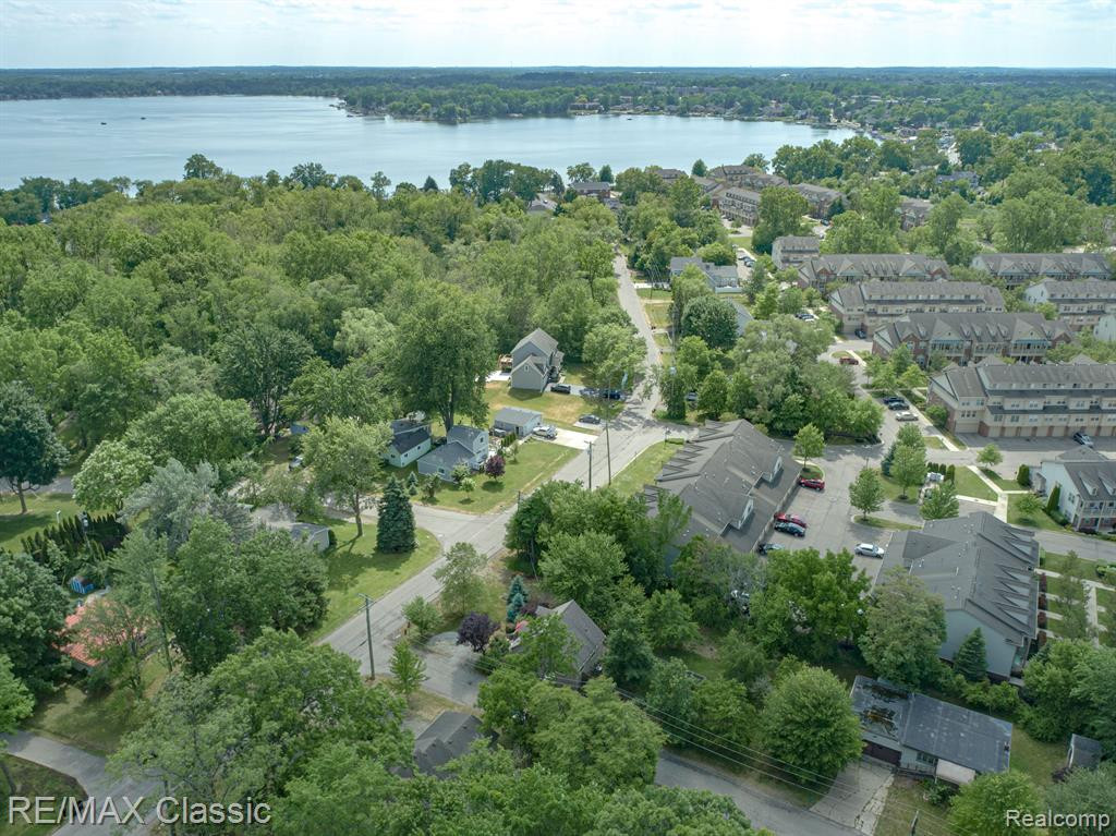 615 LEON Road, Walled Lake, MI 48390 — Photo 17