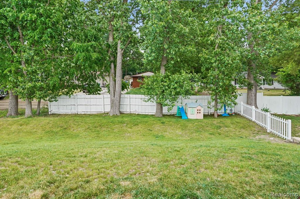 303 Victorian Lane, Belleville, MI 48111 — Photo 20
