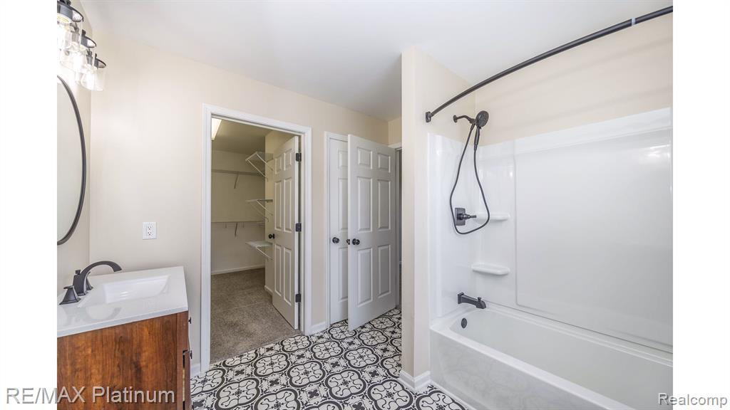 9979 W AVONDALE Circle, Ypsilanti, MI 48198 — Photo 10