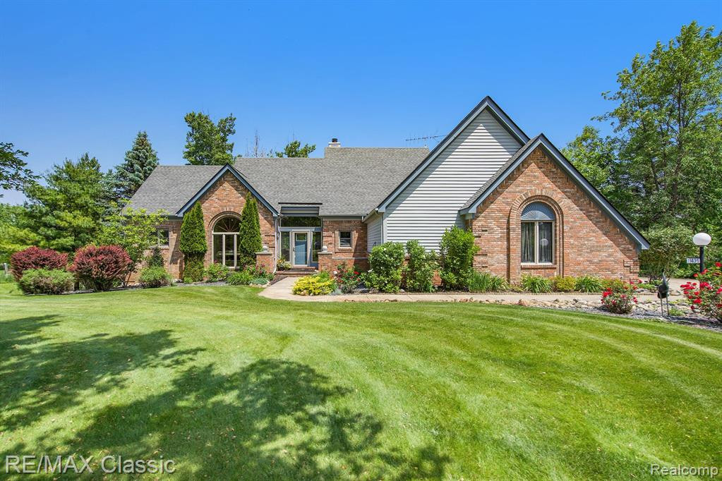 11439 ARROWHEAD Drive, South Lyon, MI 48178 — front exterior