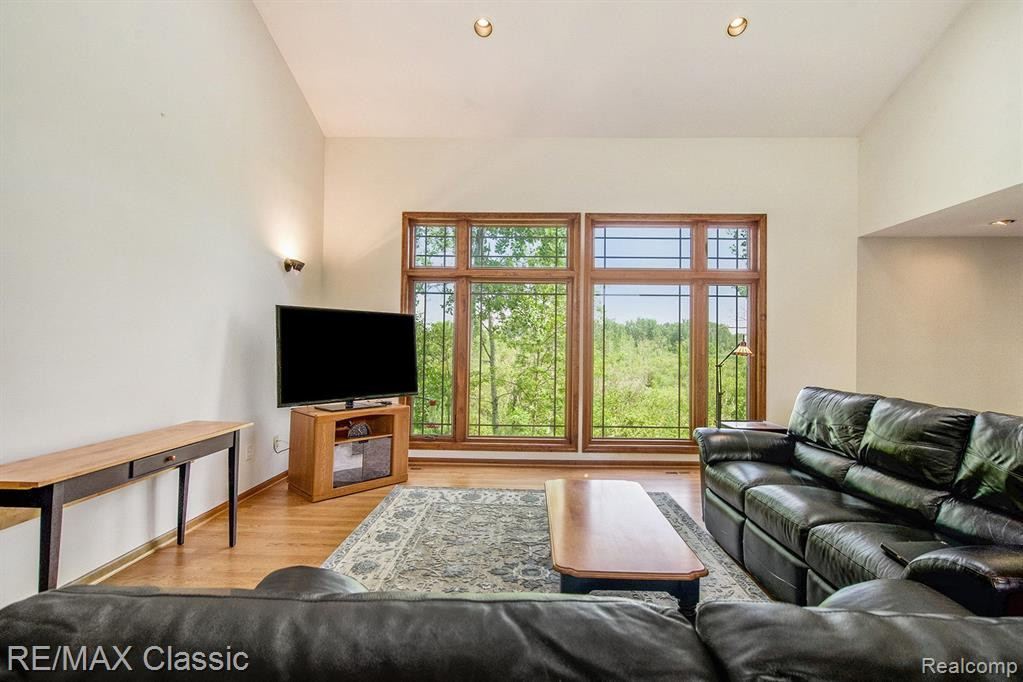 11439 ARROWHEAD Drive, South Lyon, MI 48178 — Photo 4