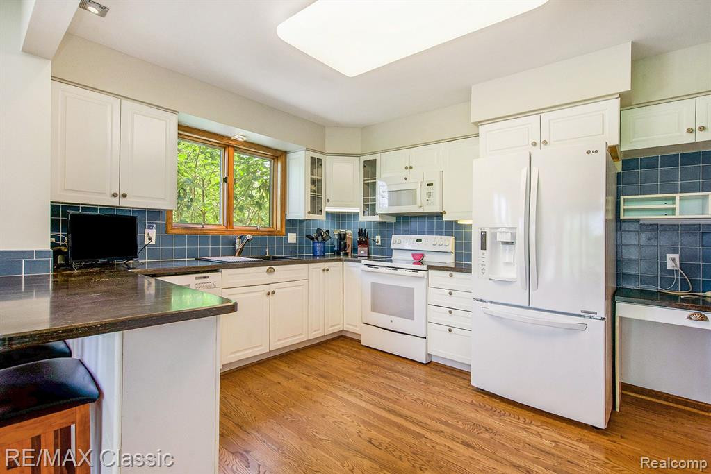 11439 ARROWHEAD Drive, South Lyon, MI 48178 — Photo 12