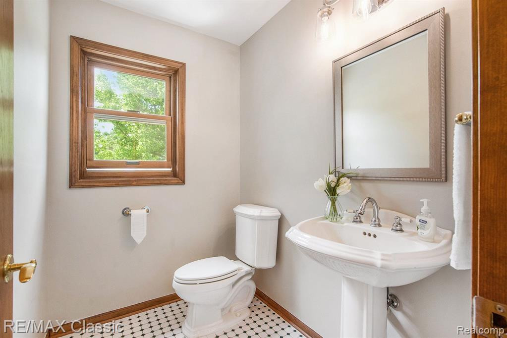 11439 ARROWHEAD Drive, South Lyon, MI 48178 — Photo 14