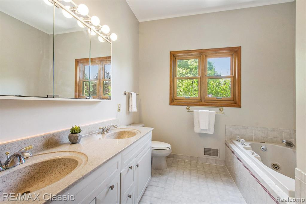 11439 ARROWHEAD Drive, South Lyon, MI 48178 — Photo 17