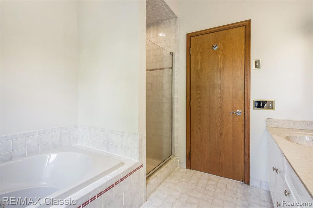 11439 ARROWHEAD Drive, South Lyon, MI 48178 — Photo 18