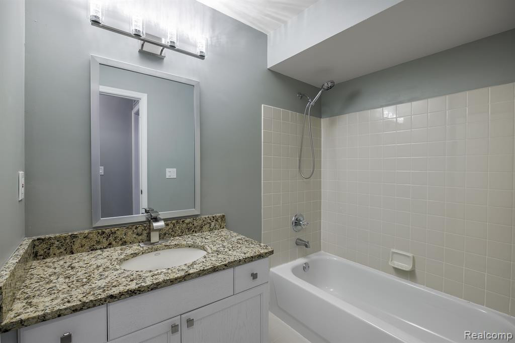 5368 PINE AIRES Drive, Sterling Heights, MI 48314 — Photo 16