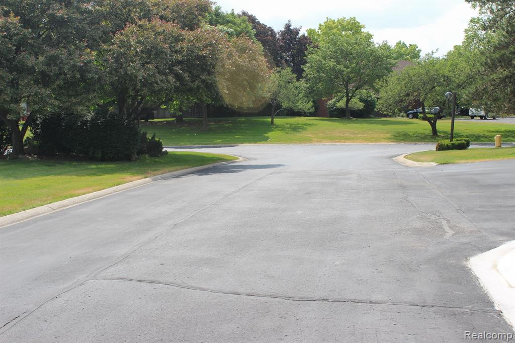 3138 LINDENWOOD Drive, Dearborn, MI 48120 — Photo 2