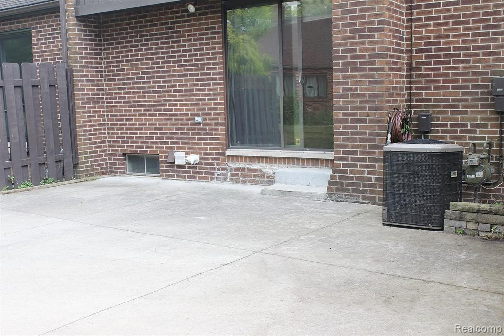 3138 LINDENWOOD Drive, Dearborn, MI 48120 — Photo 3