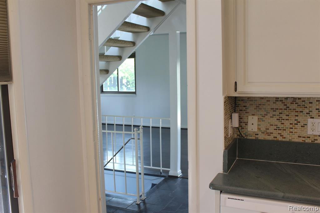 3138 LINDENWOOD Drive, Dearborn, MI 48120 — Photo 8