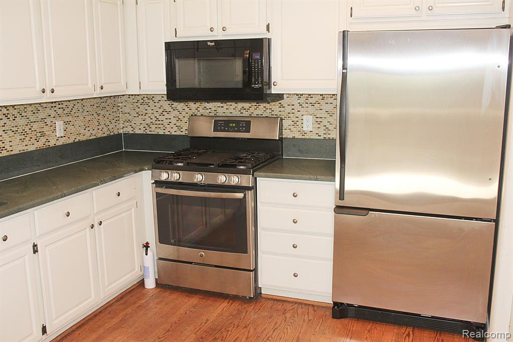 3138 LINDENWOOD Drive, Dearborn, MI 48120 — Photo 9