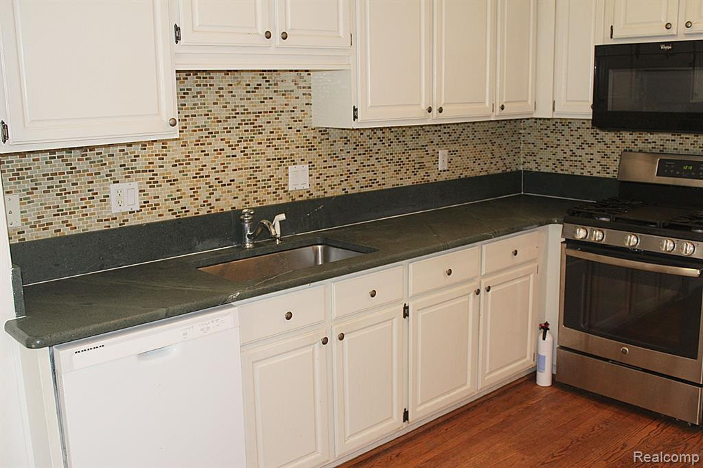 3138 LINDENWOOD Drive, Dearborn, MI 48120 — Photo 10