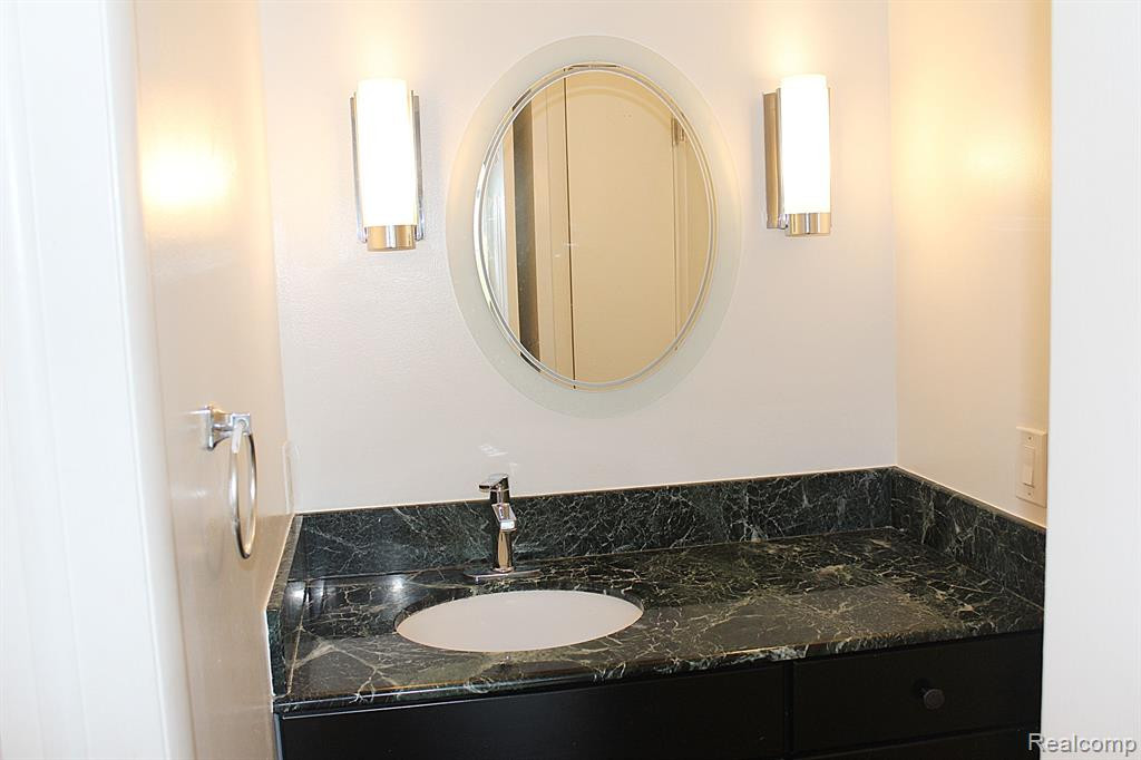 3138 LINDENWOOD Drive, Dearborn, MI 48120 — Photo 13