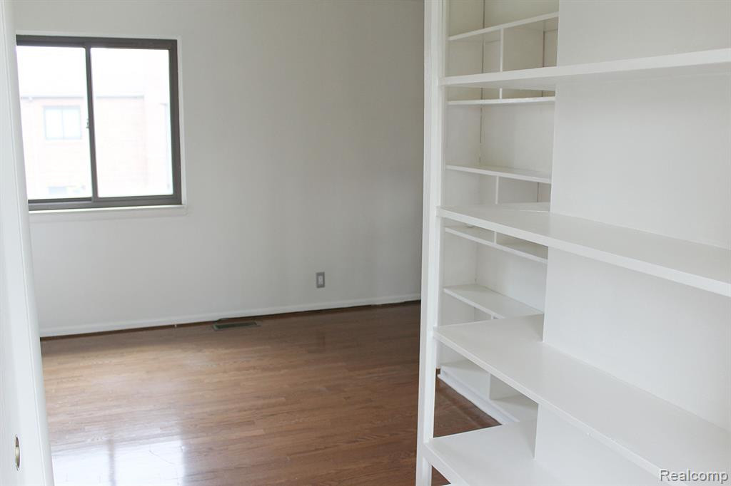 3138 LINDENWOOD Drive, Dearborn, MI 48120 — Photo 18
