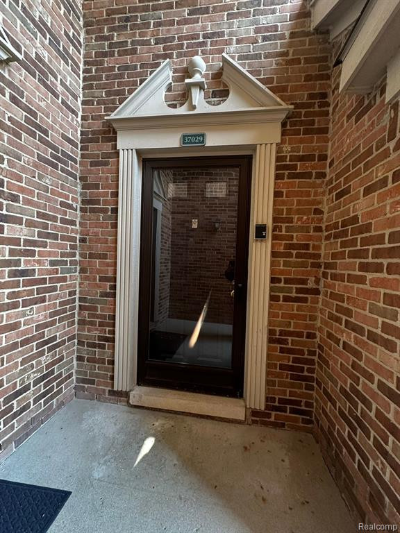 37029 RIDGEDALE Court, Farmington Hills, MI 48331 — Photo 2