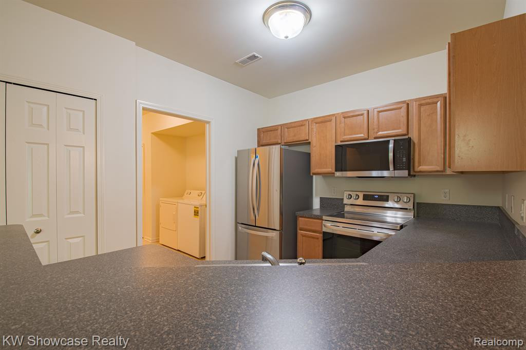 25106 CHESAPEAKE Circle, Walled Lake, MI 48390 — Photo 9
