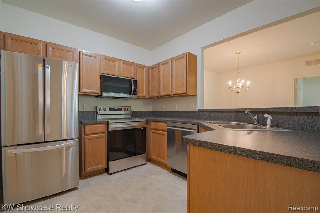 25106 CHESAPEAKE Circle, Walled Lake, MI 48390 — Photo 10