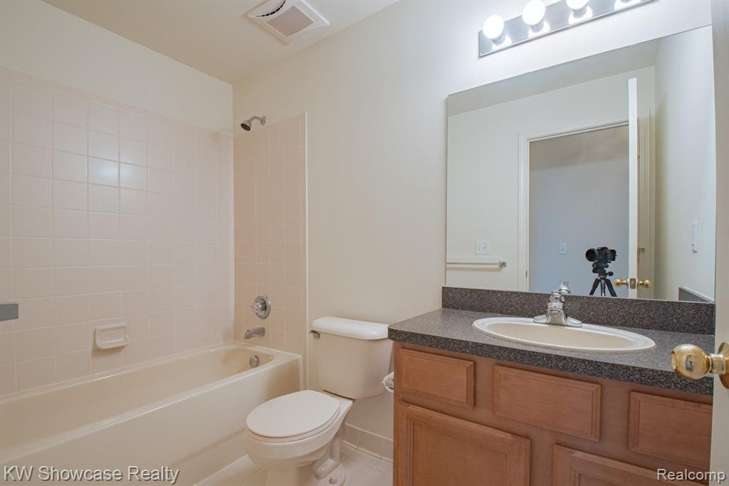 25106 CHESAPEAKE Circle, Walled Lake, MI 48390 — Photo 17