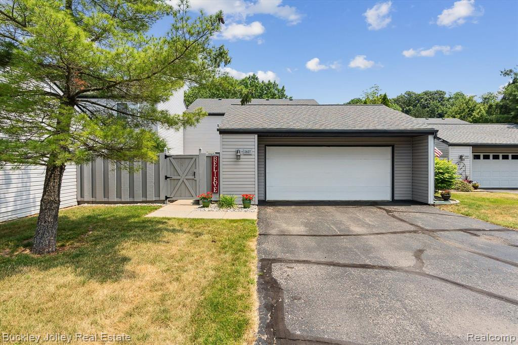 2827 MONTE, Brighton, MI 48114 — front exterior