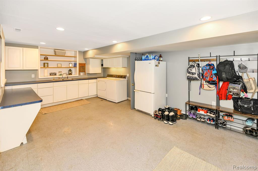 2450 CANYON Drive, Ypsilanti, MI 48197 — Photo 37
