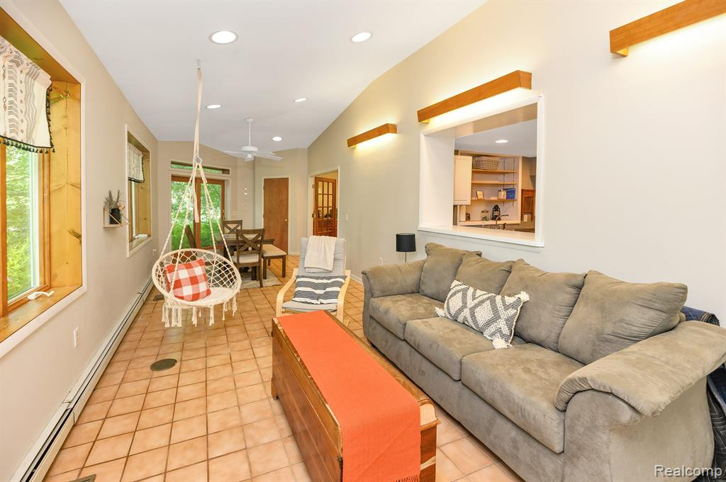 2450 CANYON Drive, Ypsilanti, MI 48197 — Photo 41