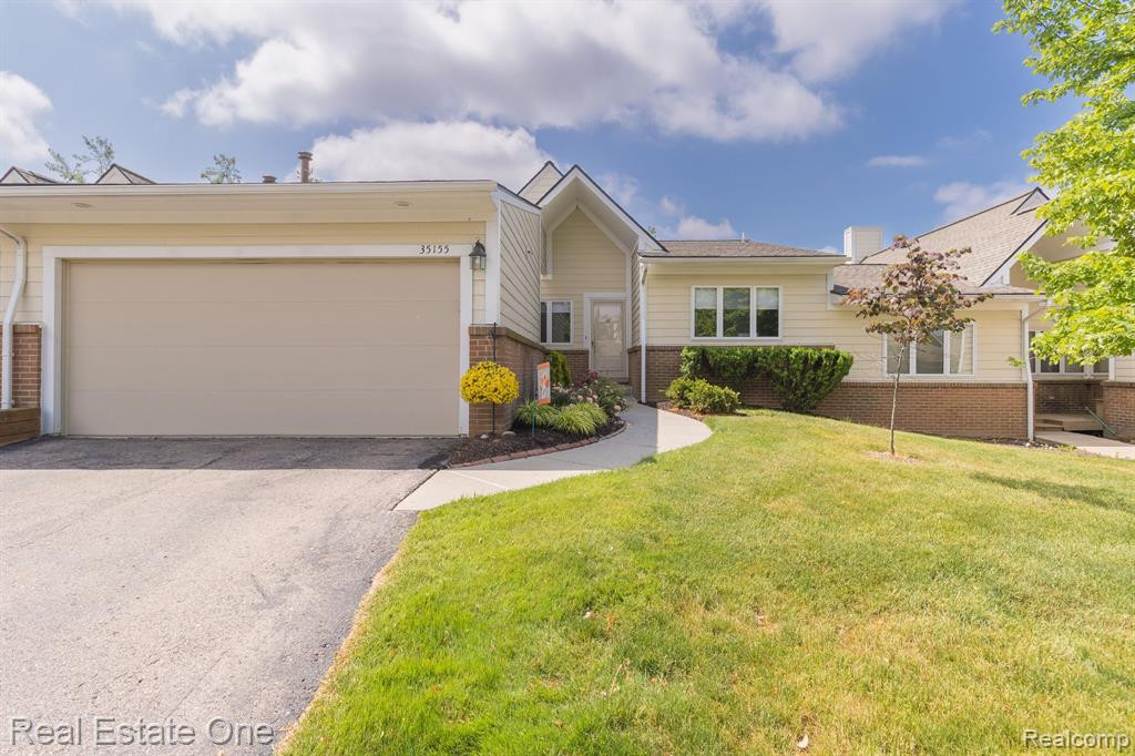 35155 HILLSIDE Drive, Farmington Hills, MI 48335 — Photo 2