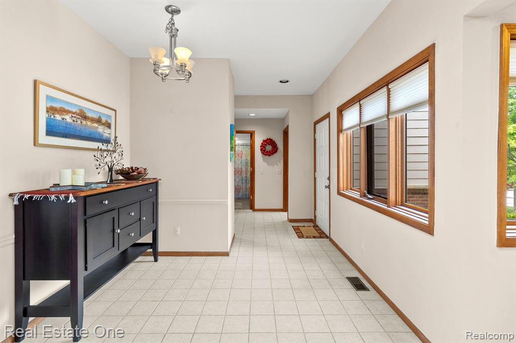 35155 HILLSIDE Drive, Farmington Hills, MI 48335 — Photo 3