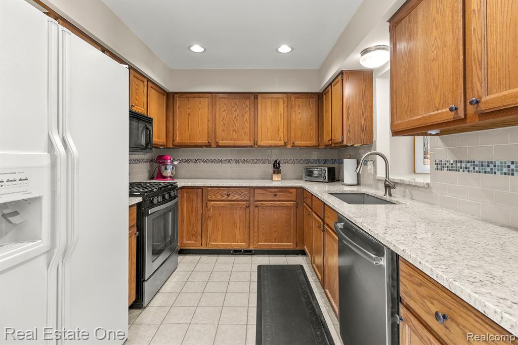 35155 HILLSIDE Drive, Farmington Hills, MI 48335 — Photo 4