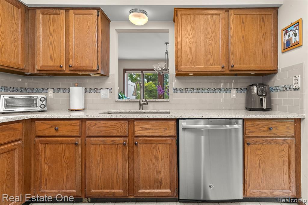 35155 HILLSIDE Drive, Farmington Hills, MI 48335 — Photo 5