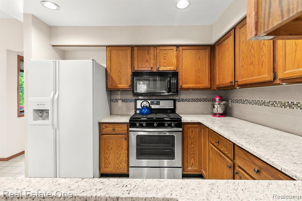 35155 HILLSIDE Drive, Farmington Hills, MI 48335 — Photo 6