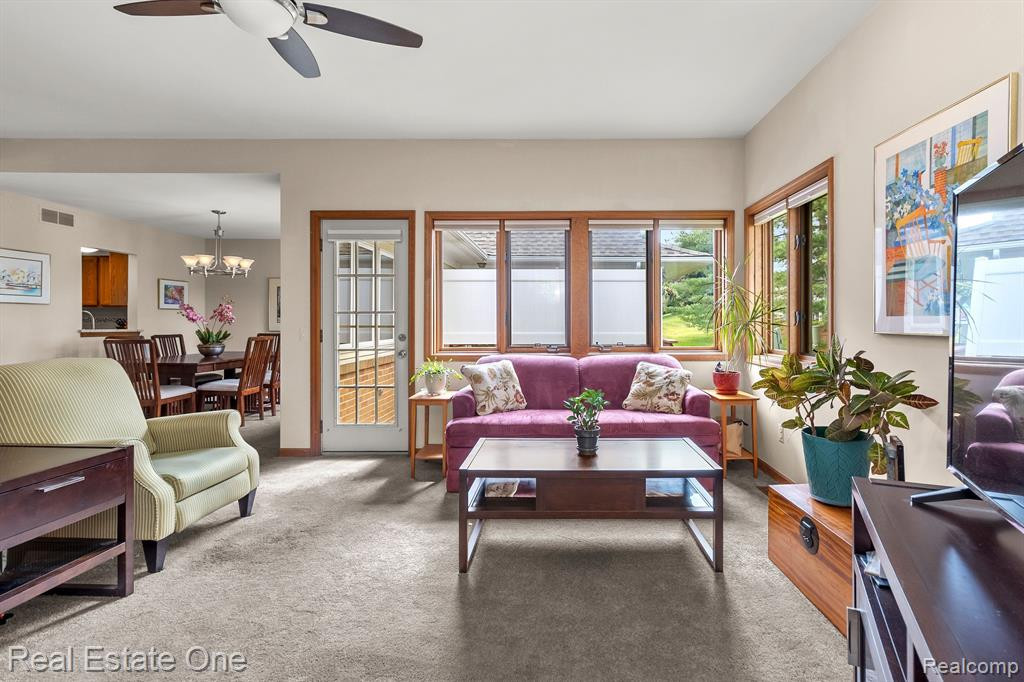35155 HILLSIDE Drive, Farmington Hills, MI 48335 — Photo 7