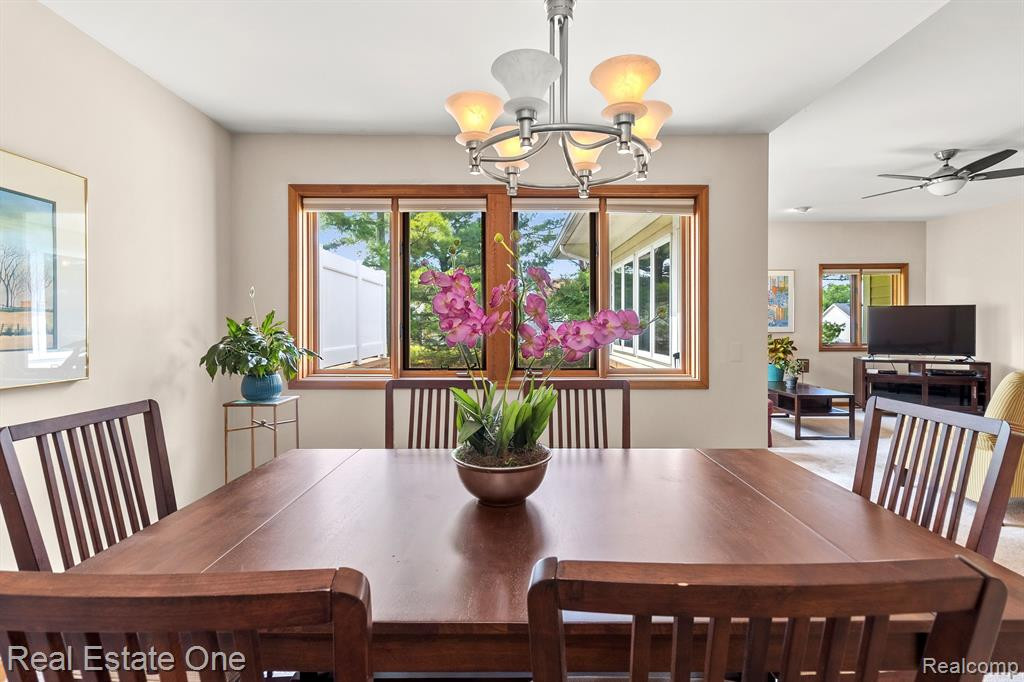 35155 HILLSIDE Drive, Farmington Hills, MI 48335 — Photo 10