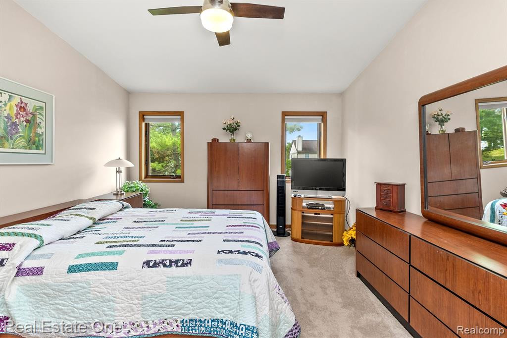 35155 HILLSIDE Drive, Farmington Hills, MI 48335 — Photo 12