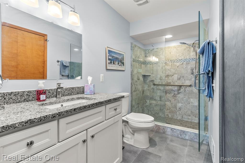 35155 HILLSIDE Drive, Farmington Hills, MI 48335 — Photo 14