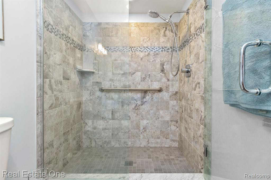 35155 HILLSIDE Drive, Farmington Hills, MI 48335 — Photo 15