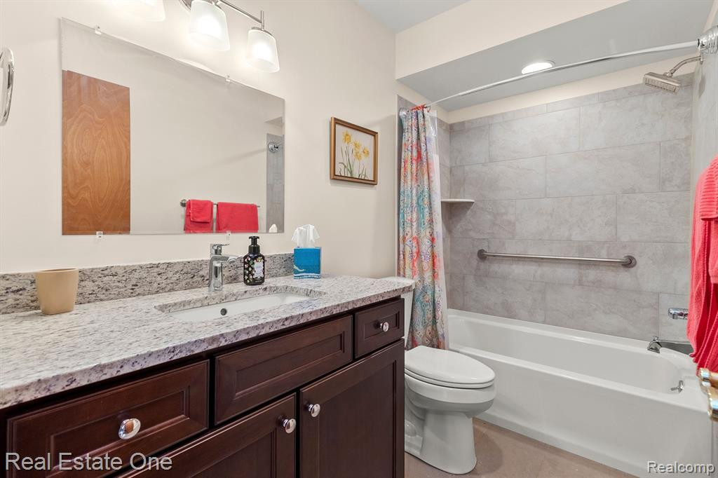 35155 HILLSIDE Drive, Farmington Hills, MI 48335 — Photo 17