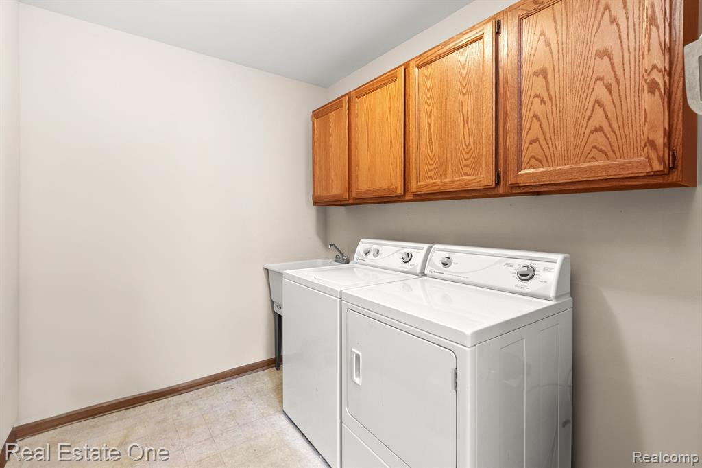 35155 HILLSIDE Drive, Farmington Hills, MI 48335 — Photo 18