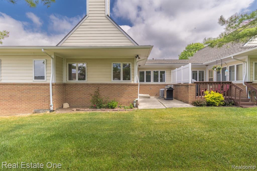 35155 HILLSIDE Drive, Farmington Hills, MI 48335 — Photo 20