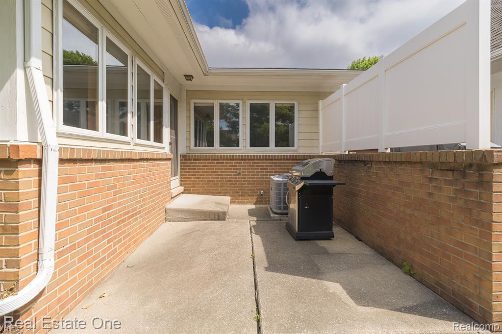 35155 HILLSIDE Drive, Farmington Hills, MI 48335 — Photo 21