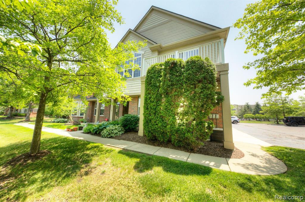 47704 PEMBROKE Drive, Canton, MI 48188 — Photo 23