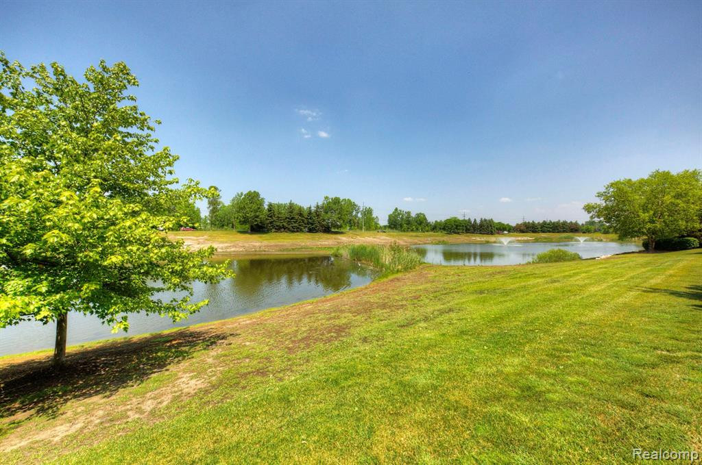 47704 PEMBROKE Drive, Canton, MI 48188 — Photo 31