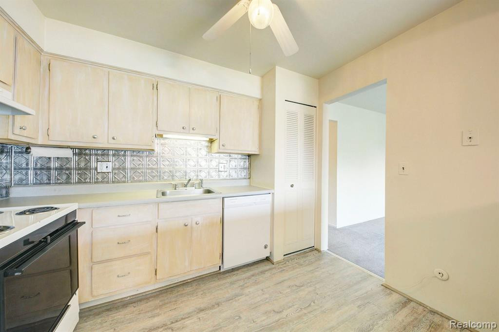 7475 WOODVIEW Street, 4, Westland, MI — Photo 9