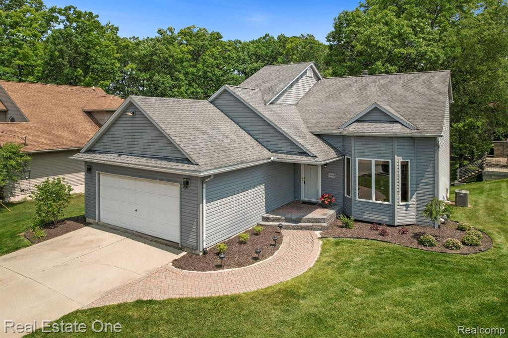 360 N NORTH SHORE Drive, Lake Orion, MI 48362 — Photo 2