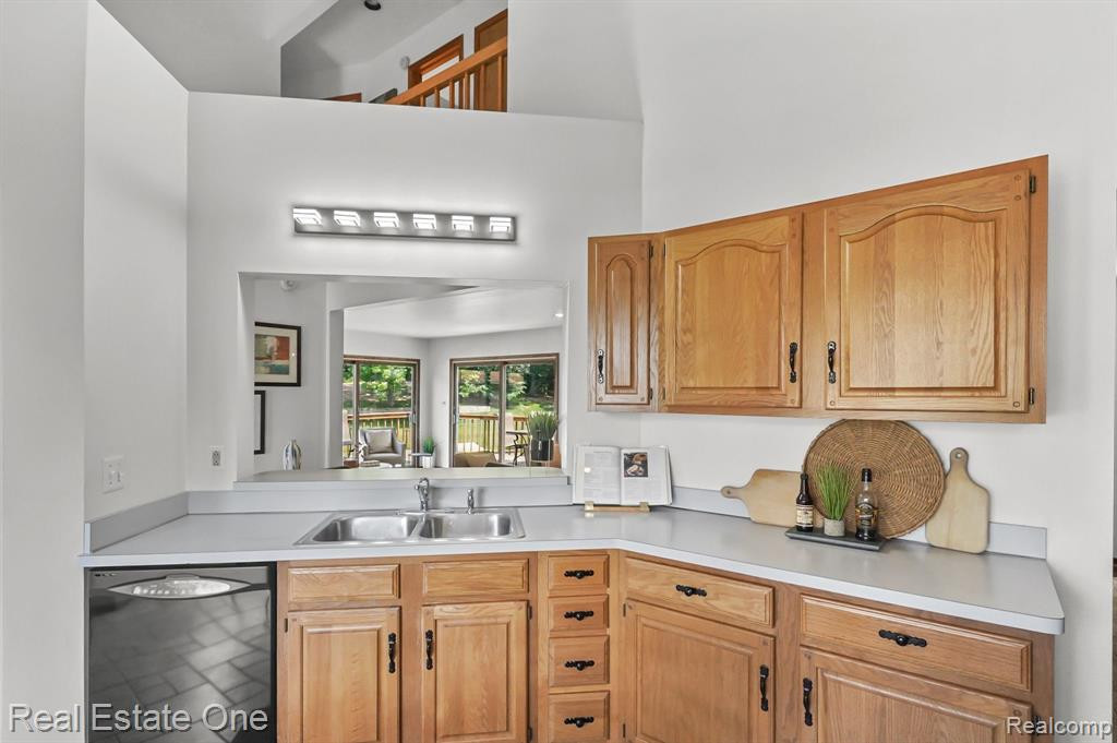 360 N NORTH SHORE Drive, Lake Orion, MI 48362 — Photo 6