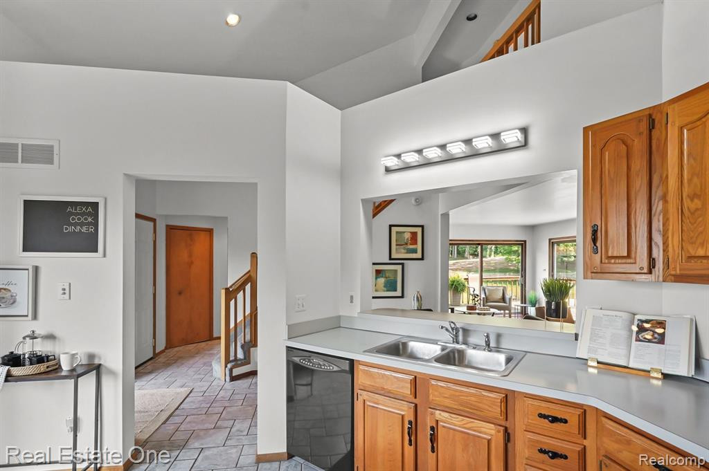 360 N NORTH SHORE Drive, Lake Orion, MI 48362 — Photo 7