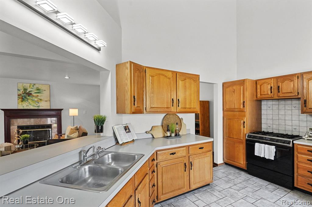 360 N NORTH SHORE Drive, Lake Orion, MI 48362 — Photo 9