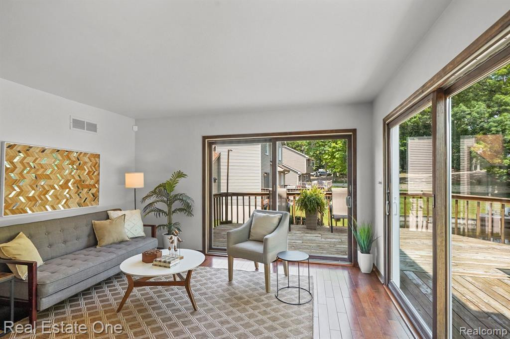 360 N NORTH SHORE Drive, Lake Orion, MI 48362 — Photo 18