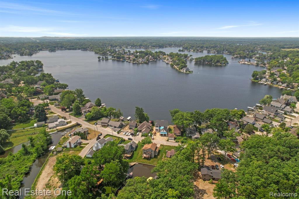 360 N NORTH SHORE Drive, Lake Orion, MI 48362 — Photo 36